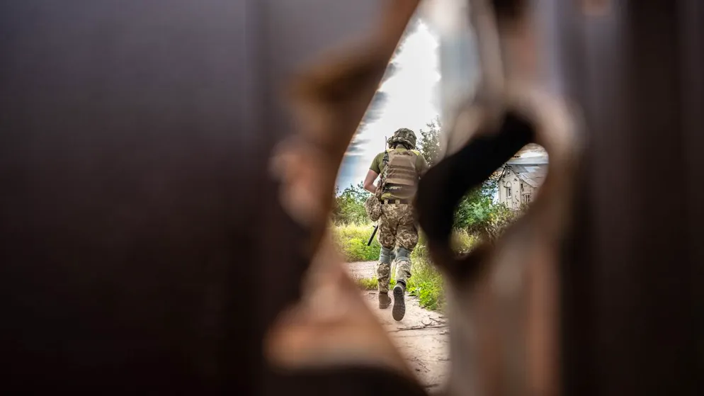 Ein Soldat des regionalen Verteidigungsbataillons an der Frontlinie in Charkiw. Foto: Hector Adolfo Quintanar Perez/ZUMA Press Wire/dpa