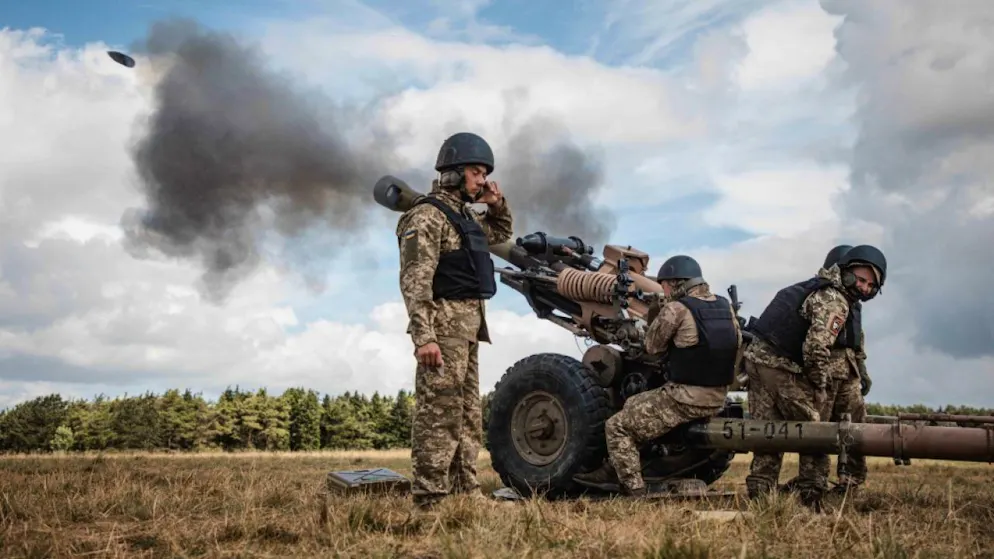 HANDOUT - Dieses undatierte Foto des Verteidigungsministeriums (MoD) zeigt ein Artilleriegeschütz beim Abschuss. Großbritannien unterstützt die Ukraine erneut mit Waffen in ihrem Kampf gegen den russischen Angriff. In den kommenden Wochen würden Hunderte Drohnen sowie Panzerabwehrwaffen und Artilleriegeschütze geliefert, kündigte das Verteidigungsministerium in London am Donnerstag an. Foto: Ministry Of Defence Crown Copyri/PA Media/dpa - ACHTUNG: Nur zur redaktionellen Verwendung und nur mit vollständiger Nennung des vorstehenden Credits