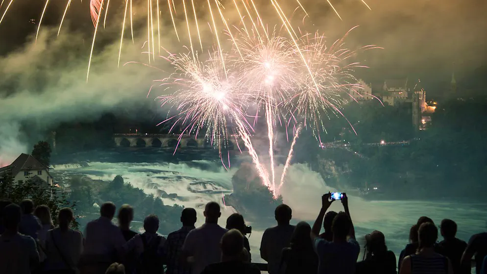Könnte in diesem Jahr wegen der Trockenheit ausfallen: das Feuerwerk über dem Rheinfall. (Archivbild)