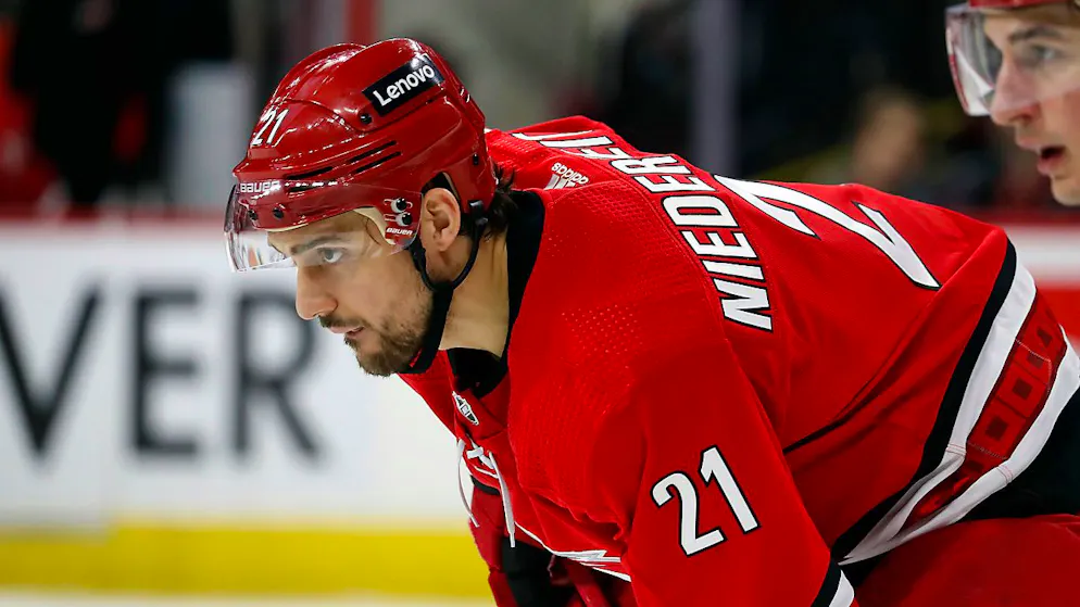 Wird in Nashville Teamkollege von Roman Josi: der bisherige Carolina-Stürmer Nino Niederreiter