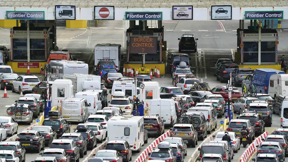 Lange Autoschlangen am Freitag im Hafen von Dover (GB) vor der Überquerung des Ärmelkanals.