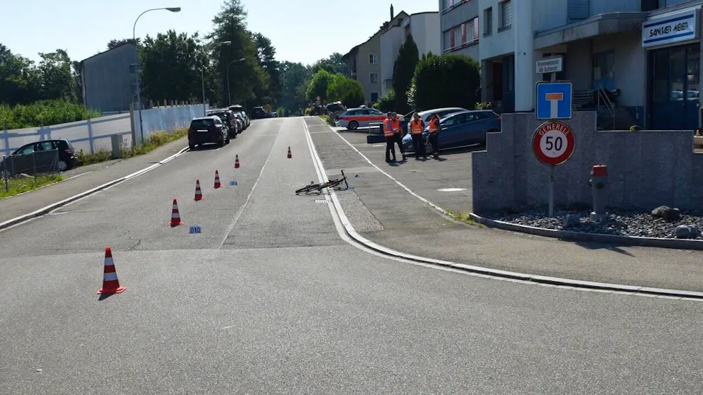 Rettungskräfte trafen in Dällikon auf einen schwer verletzten, 81-jährigen Velofahrer. Die Unfallursache ist noch unklar.