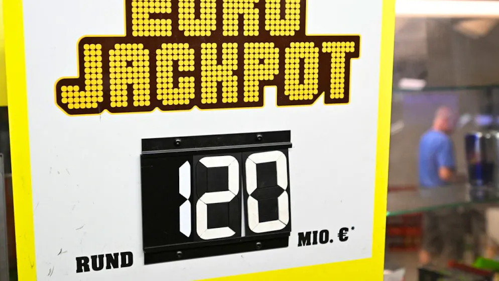Eine Werbetafel für das Glücksspiel Euro Jackpot bei einer Annahmestelle in Stuttgart (D). (Archivbild)