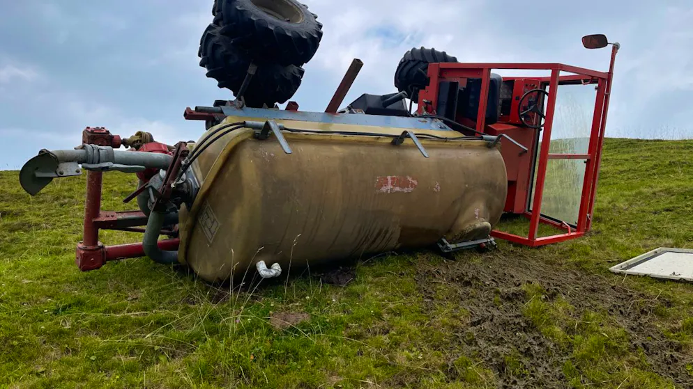 Der landwirtschaftliche Transporter überschlug sich beim Gülle austragen.