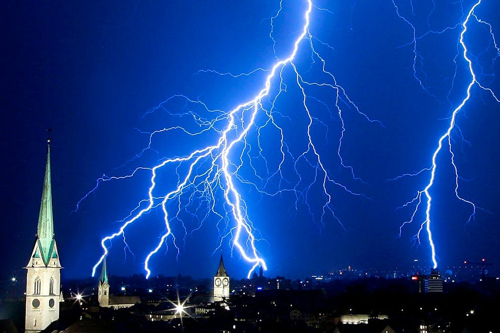 JAHRESRUCKBLICK 2006 - Inland - Schweiz Zurich Gaviter: Lightning strikes the city of Zurich, Switzerland, on the night of Thursday, 29 June 2006.  Churches are from the left, 