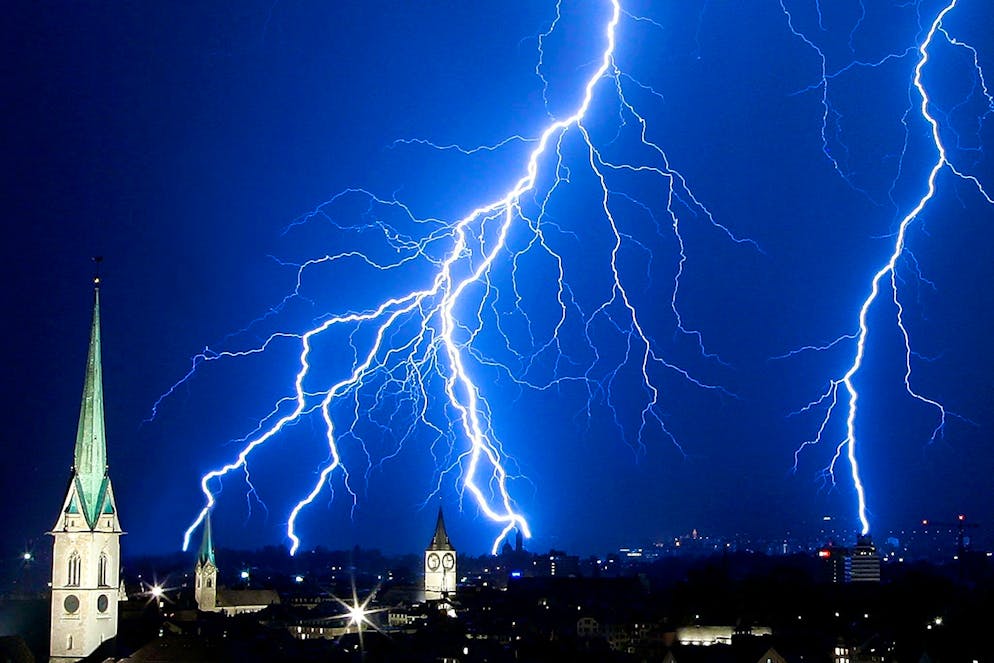 Over 11,000 lightning flashes in the night - now wind quickly JAHRESRUCKBLICK 2006 - Inland - Schweiz Zurich Gaviter: Lightning strikes the city of Zurich, Switzerland, on the night of Thursday, 29 June 2006. Churches are from the left,