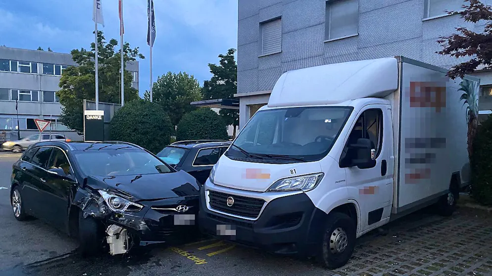 Ein Mann wollte betrunken mit seinem Auto Einkäufe erledigen - und prallte dabei in diverse Fahrzeuge.