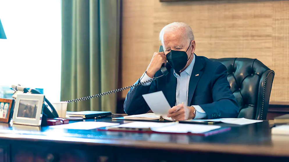 Die Behandlung von US-Präsident Biden wegen seiner Coronavirus-Infektion verläuft nach Angaben seines Arztes zufriedenstellend. 