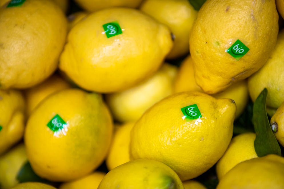 Zitronen sind gesund, enthalten viel Vitamin C. Zitronen wirken entzündungshemmend.