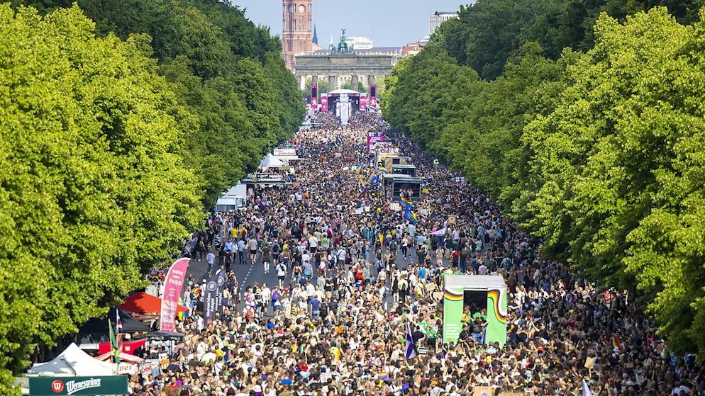 Der Zug des Christopher Street Day (CSD) in Berlin zieht zum Brandenburger Tor.