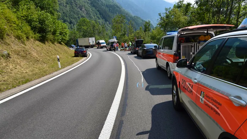 Ein schwerer Unfall hielt am Freitagnachmittag die Polizei in Graubünden auf Trab.