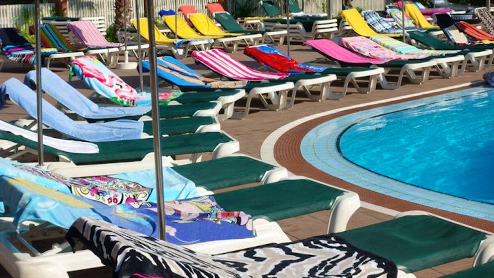 Ärgernis am Pool: Mit Handtüchern besetzte Sonnenliegen und niemand liegt drauf.