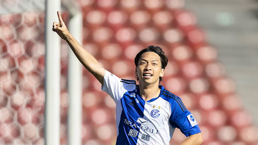 Hayao Kawabe jubelt mit den Fans im Rücken