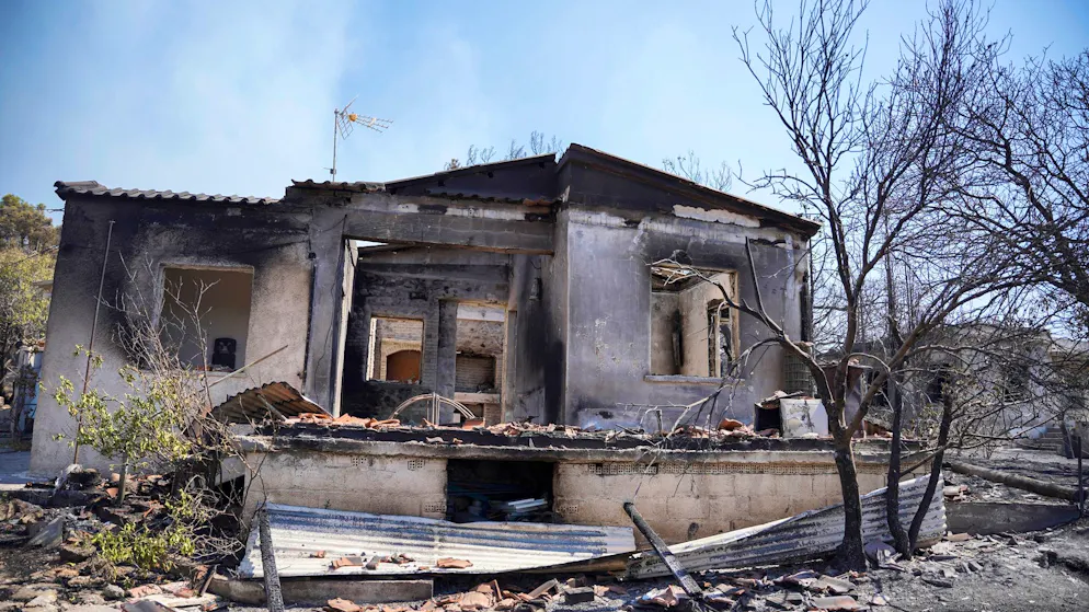 Ein ausgebranntes Haus nach dem Waldbrand auf Lesbos.