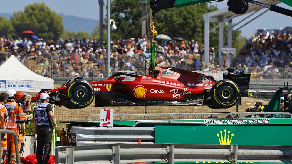 Das Auto von Charles Leclerc muss abtransportiert werden. 