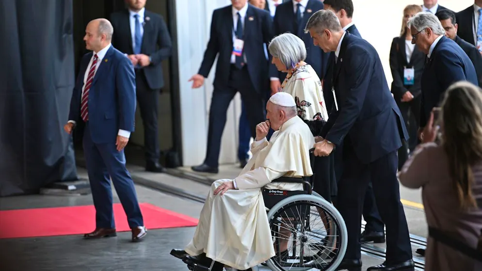 Papst Franziskus hat seine Kanada-Reise angetreten. Im Rahmen dessen möchte er bei den Ureinwohnern des Landes wegen verschiedener Missbrauchsvorwürfe Abbitte leisten. Foto: Johannes Neudecker/dpa