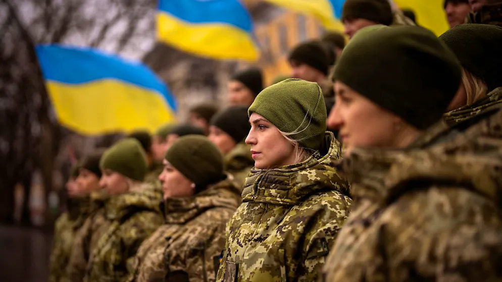 ARCHIV - Soldatinnen und Soldaten der ukrainischen Armee stehen im Rahmen der Veranstaltungen zum Tag der Einheit in Uniform für ein Foto zusammen. Foto: Emilio Morenatti/AP/dpa
