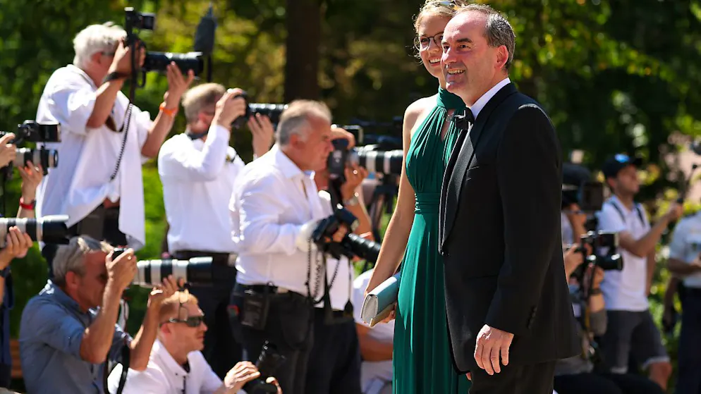 Hubert Aiwanger (Freie Wähler), Wirtschaftsminister Bayerns, und Eva Brockmann, Fränkische Weinkönigin, kommen zu der Eröffnung der Bayreuther Richard-Wagner-Festspiele im Festspielhaus auf dem Grünen Hügel. Die Festspiele beginnen in diesem Jahr mit einer Neuinszenierung von «Tristan und Isolde». Foto: Daniel Karmann/dpa