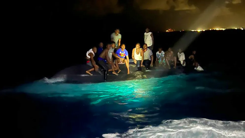 HANDOUT - Überlebende auf dem gekenterten Boot, bevor sie in der Nähe von New Providence auf den Bahamas gerettet werden. Foto: Uncredited/Royal Bahamas Defense Force/AP/dpa - ACHTUNG: Nur zur redaktionellen Verwendung und nur mit vollständiger Nennung des vorstehenden Credits