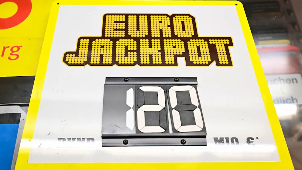 Eine Werbetafel für das Glücksspiel Euro Jackpot steht an einer Annahmestelle. Foto: Bernd Weißbrod/dpa