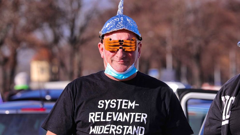 Ein Demonstrant mit Aluhut bei einer Demonstration gegen Corona-Massnahmen. (Archiv)