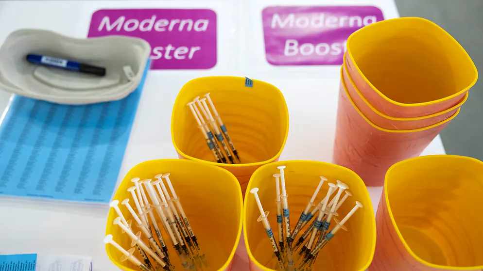 Weil die Nachfrage nach Covid-19-Impfungen steigt, passt das Kantonsspital Aarau sein Impfangebot an. Allen Interessierten wird empfohlen, Online einen Termin zu buchen. (Symbolbild)