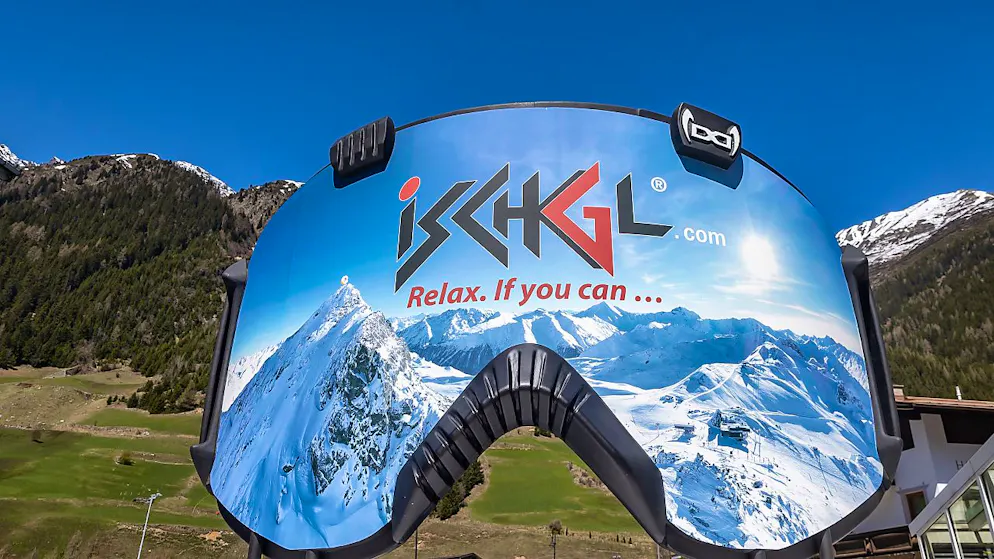 ARCHIV - Eine überdimensionale Skibrille mit dem Logo des Skigebiet «Ischgl». Die Corona-Opfer von Ischgl können wieder auf Schadenersatz hoffen. Foto: Expa/Johann Groder/APA/dpa