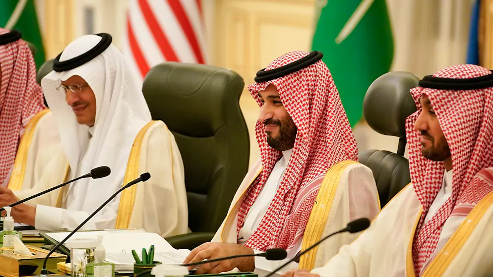 Mohammed bin Salman (M), Kronprinz von Saudi-Arabien, in Dschidda. Foto: Evan Vucci/AP/dpa