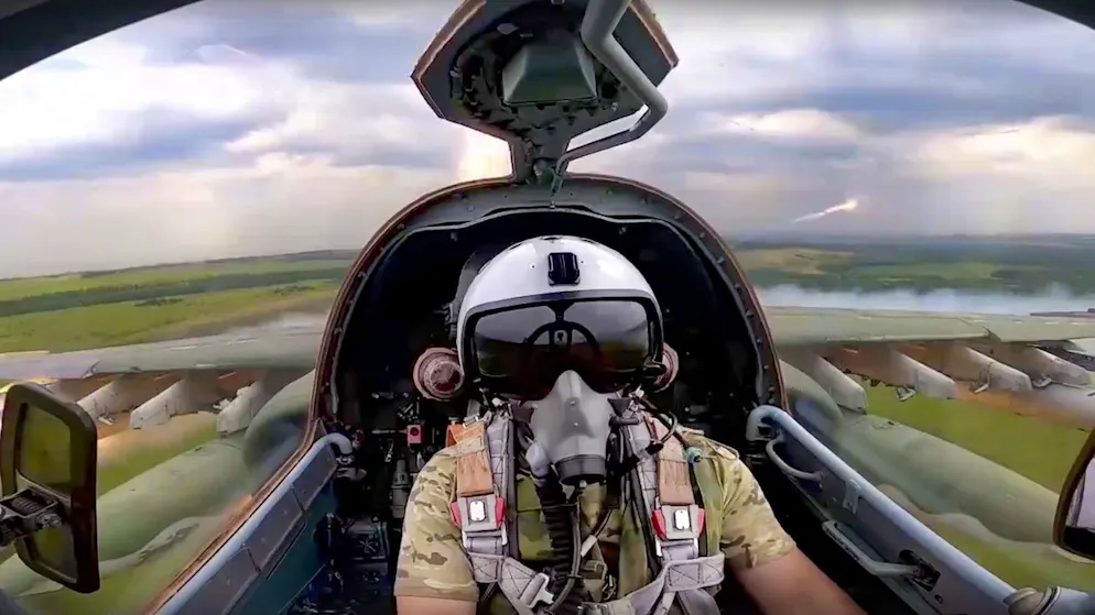 Eine russische Su-25 fliegt am 23. Juli 2022 einen Angriff über der Ukraine. 