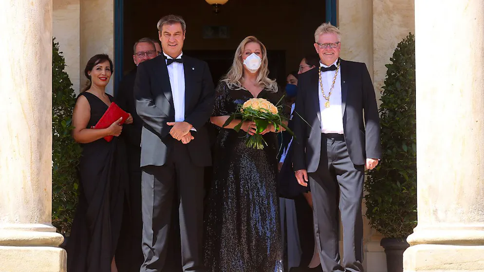 Markus Söder (2vl-r), Ministerpräsident Bayerns, Katharina Wagner und Thomas Ebersberger, Oberbürgermeister Bayreuths, kommen zu der Eröffnung der Bayreuther Richard-Wagner-Festspiele im Festspielhaus auf dem Grünen Hügel. Die Festspiele beginnen in diesem Jahr mit einer Neuinszenierung von «Tristan und Isolde». Foto: Karl-Josef Hildenbrand/dpa