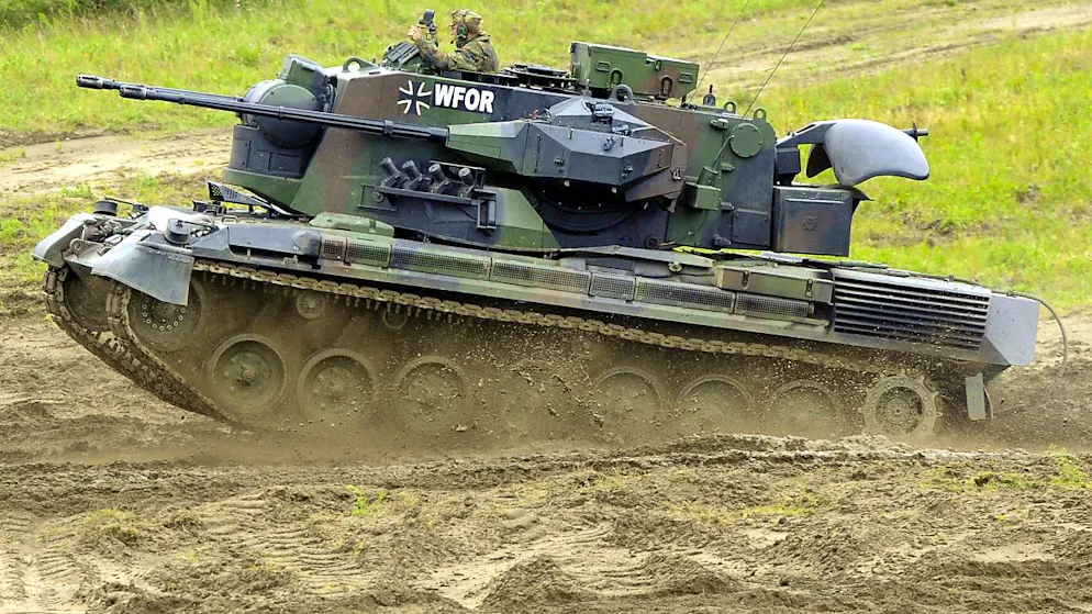 ARCHIV - Ein Flakpanzer vom Typ Gepard fährt auf dem Truppenübungsplatz in Munster. Foto: Maurizio Gambarini/dpa
