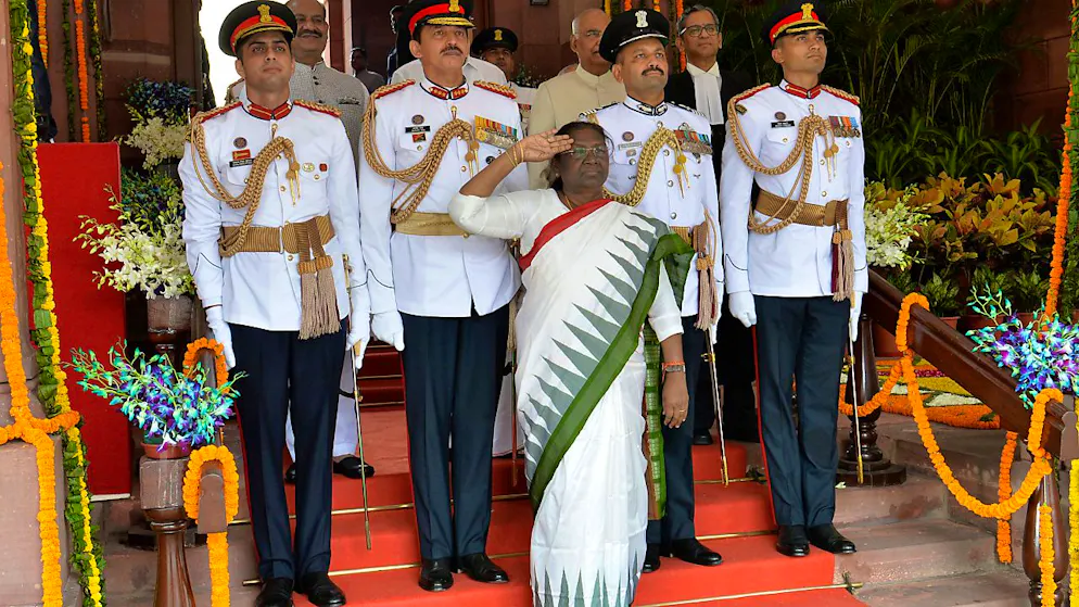 HANDOUT - Auf diesem vom indischen Präsidentenpalast veröffentlichten Foto salutiert die neue indische Präsidentin Draupadi Murmu, als sie während ihrer Vereidigungszeremonie von einer Ehrengarde empfangen wird. Foto: Uncredited/India's Presidential Palace/AP/dpa - ACHTUNG: Nur zur redaktionellen Verwendung im Zusammenhang mit einer Berichterstattung und nur mit vollständiger Nennung des vorstehenden Credits