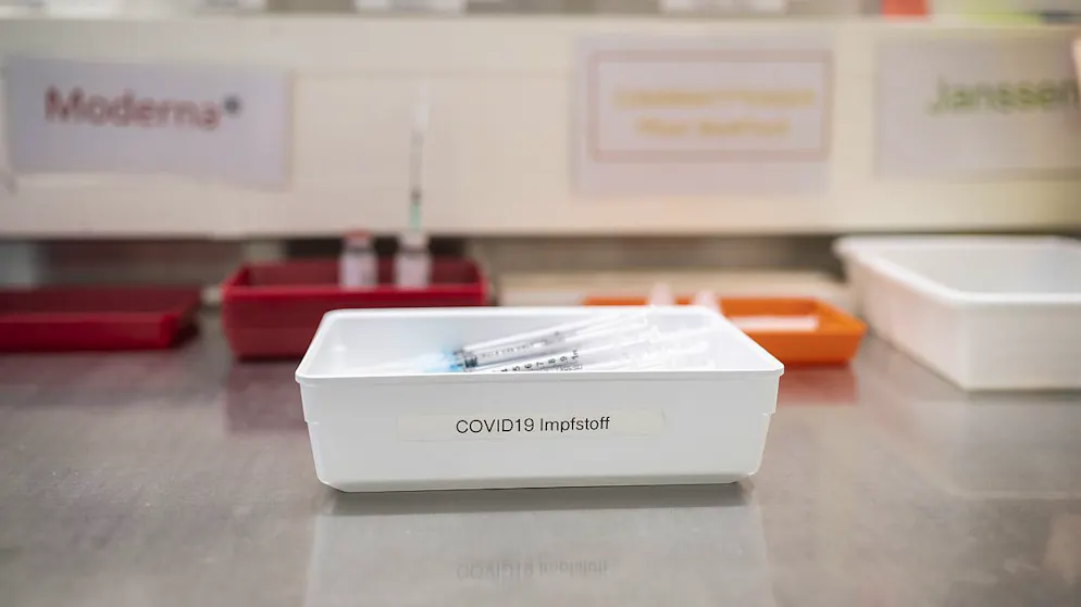 Spritzen mit Impfstoff gegen das Coronavirus sind bereit. Seit dem 5. Juli empfiehlt der Bund eine zweite Auffrischimpfung, den zweiten Booster, für Personen ab 80 Jahren.