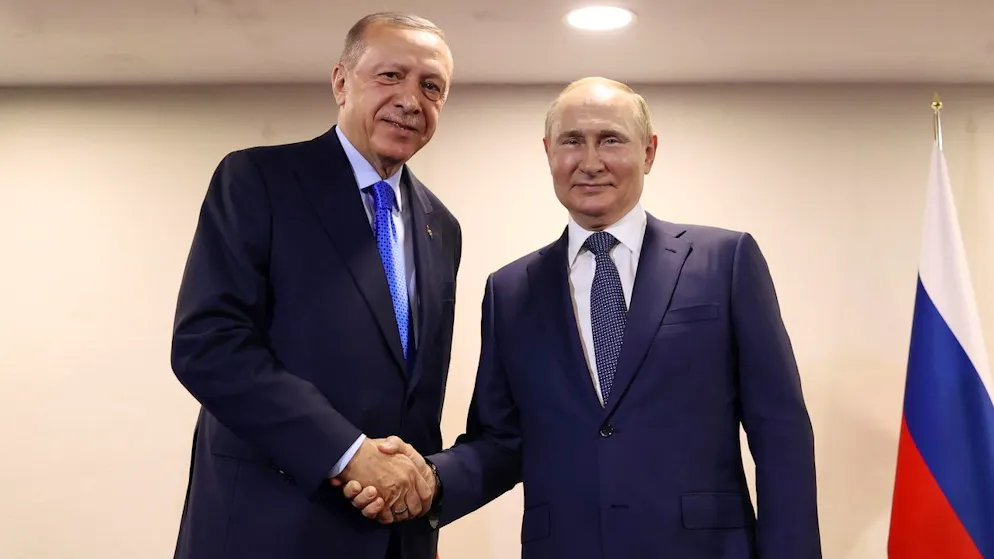 Zuletzt hatten sich Putin und Erdogan beim Dreiergipfel in Irans Hauptstadt Teheran am 19. Juli gesprochen. Damals ging es vornehmlich um die Lage im Bürgerkriegsland Syrien, in welchem Ankara und Moskau unterschiedliche Interessen verfolgen.