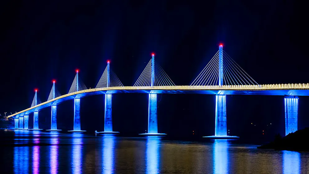 Die Peljesac-Brücke - im Bild festlich beleuchtet während der Eröffnungsfeier - verkürzt den Reiseweg nach Dubrovnik.