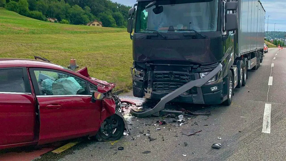Der 58-jähriger Lenker des roten Autos kam bei der Frontalkollision in Niedergösgen SO ums Leben.