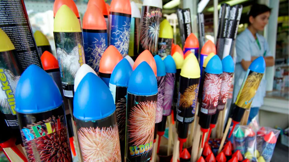 Der Kanton St. Gallen verbietet wegen der Trockenheit das Abbrennen von Feuerwerk und das Feuermachen in Wäldern und in Waldesnähe. (Symbolbild)