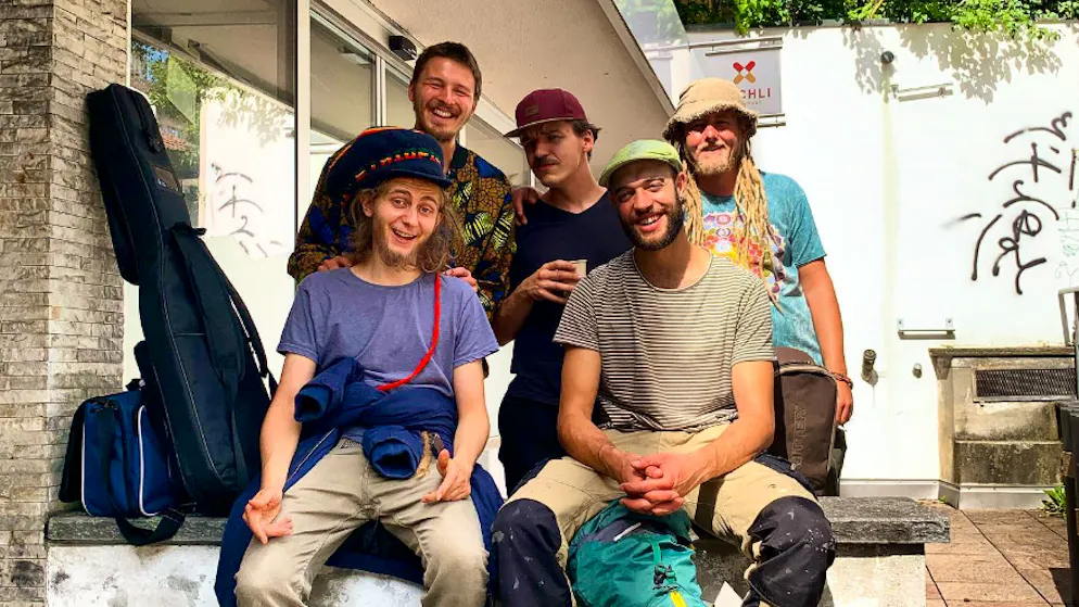 Mundart-Sänger Lauwarm (2. v. r.) und seine Band mussten ihren Auftritt abbrechen.