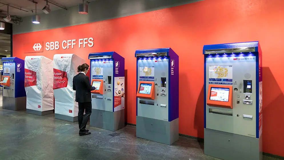 Absichtlich am Billettautomaten vorbeigegangen: Vier von zehn Schweizern sind schon schwarz im öV gefahren, wie eine Umfrage zeigt. (Themenbild)