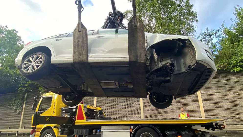 Das Auto verlor ein Vorderrad und musste stark beschädigt abtransportiert werden.