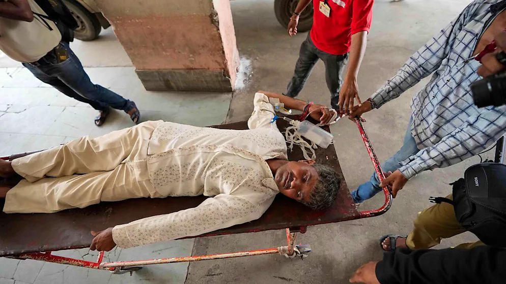 In Indien sind mehrere Menschen gestorben, nachdem sie gepanschten Alkohol getrunken haben. Die Opfer im Bundesstaat Gujarat hätten ersten Untersuchungen zufolge ein Gemisch aus Wasser, Methanol und anderen Chemikalien getrunken, sagte ein Polizeisprecher der Deutschen Presse-Agentur. Foto: Ajit Solanki/AP/dpa