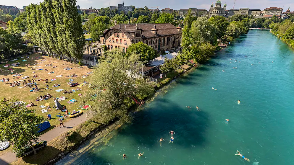 Quest'anno l'acqua dell'Aare ha raggiunto i 24 gradi attirando numerosi bagnanti alla ricerca di refrigerio.