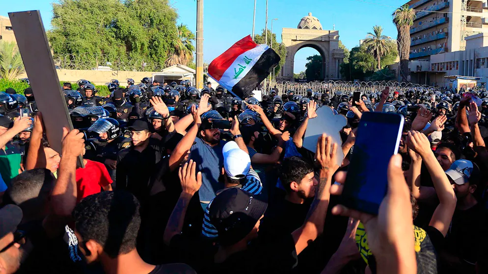 Irak: Parlament in gesicherter Grüner Zone gestürmt - Gallery. Anhänger des schiitischen Geistlichen al-Sadr stehen vor Polizisten, die die Grüne Zone, in der das Parlament und viele Botschaften untergebracht sind, bewachen. Demonstranten in Bagdad haben zunächst die hoch gesicherte Grüne Zone gestürmt und sind dann in das Parlament eingedrungen.