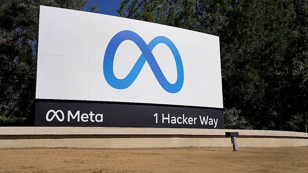ARCHIV - Das Logo von Meta, der neuen Dachmarke des Facebook-Konzerns, ist in der Unternehmenszentrale in Menlo Park, Kalifornien, zu sehen. Foto: Tony Avelar/AP/dpa