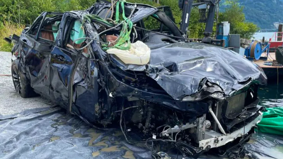 Unfall auf der Axenstrasse. Einsatzkräfte bergen das versunkene Auto und ein Todesopfer