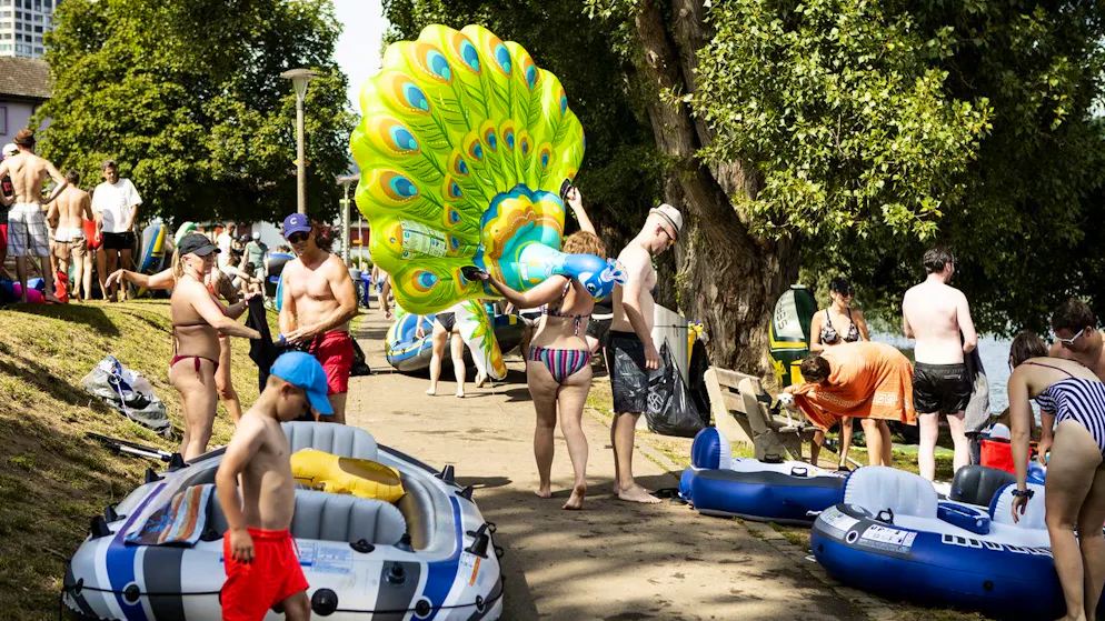 Ausstieg der Böötler aus der Limmat bei bei der Noetzliwiese in Dietikon. (Archiv)