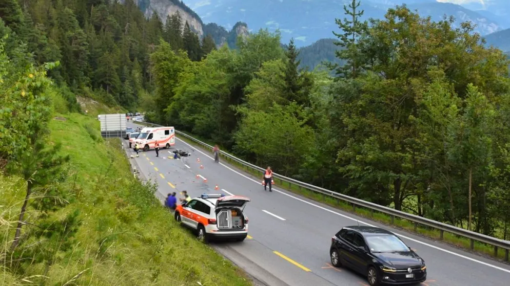 Nach dem Flimsersteintunnel kollidierte der Töfffahrer in einer Rechtskurve mit dem entgegenkommenden Auto.