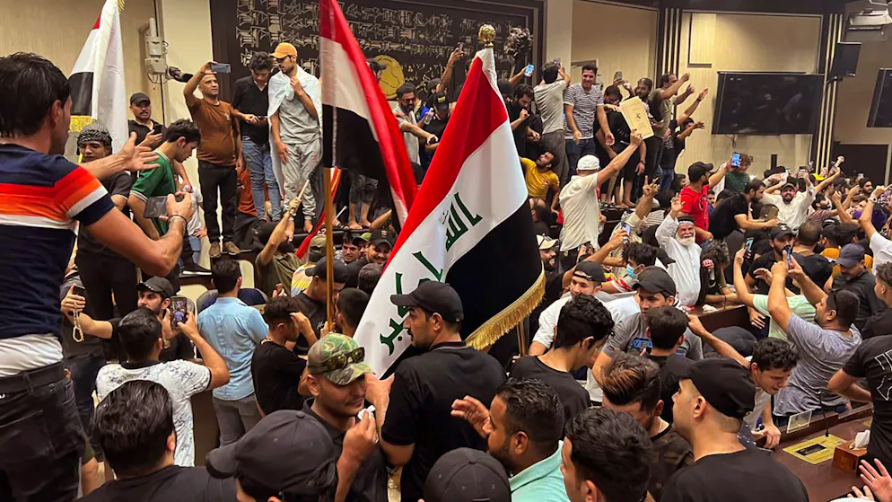 Irak: Parlament in gesicherter Grüner Zone gestürmt - Gallery. Anhänger des schiitischen Geistlichen al-Sadr stehen im irakischen Parlament.