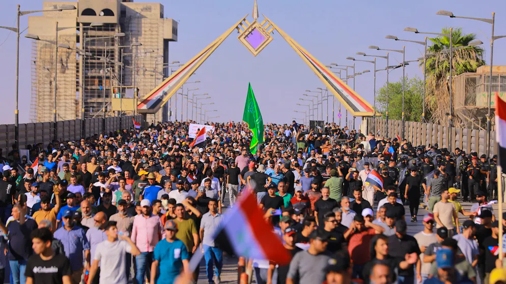 Irak: Parlament in gesicherter Grüner Zone gestürmt - Gallery. Anhänger des schiitischen Geistlichen al-Sadr nehmen an einer Demonstration in der Nähe der Grünen Zone teil, in der das Parlament und viele Botschaften untergebracht sind.