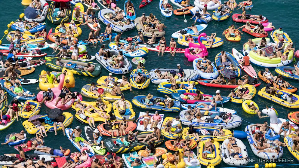 Zugegeben, so voll wie wie am Red-Bull-Cliff-Diving-Event auf dem Viewaldstättersee wird es beim Böötle auf den Schweizer Flüssen nicht, bunt geht es aber allemal zu. (Archiv)